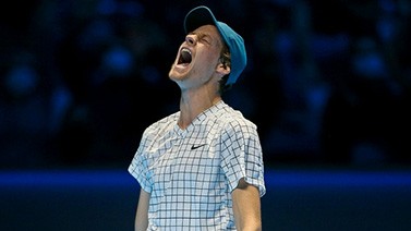 ATP总决赛-辛纳替补登场 横扫胡尔卡奇迎首胜