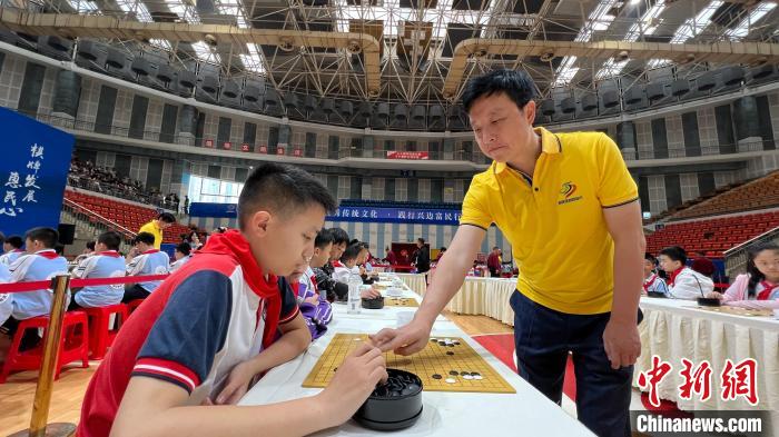 圖為世界圍棋“八冠王”古力與小棋手上演“一對多車輪戰(zhàn)”表演。