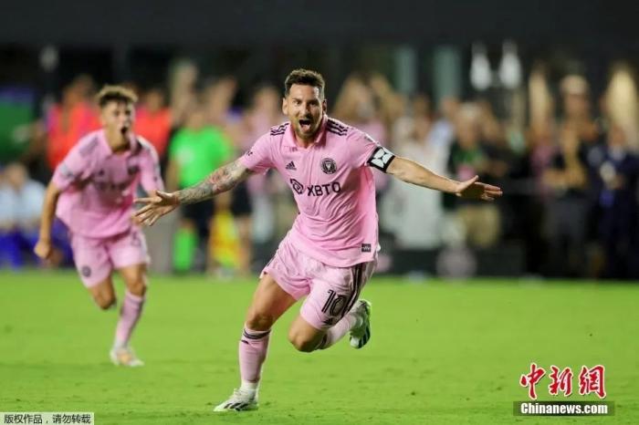 資料圖：北京時間7月22日，北美聯(lián)盟杯，35歲的阿根廷“球王”梅西替補(bǔ)登場迎來加入邁阿密國際隊(duì)首秀，讀秒階段梅西任意球絕殺。圖為梅西慶祝進(jìn)球。