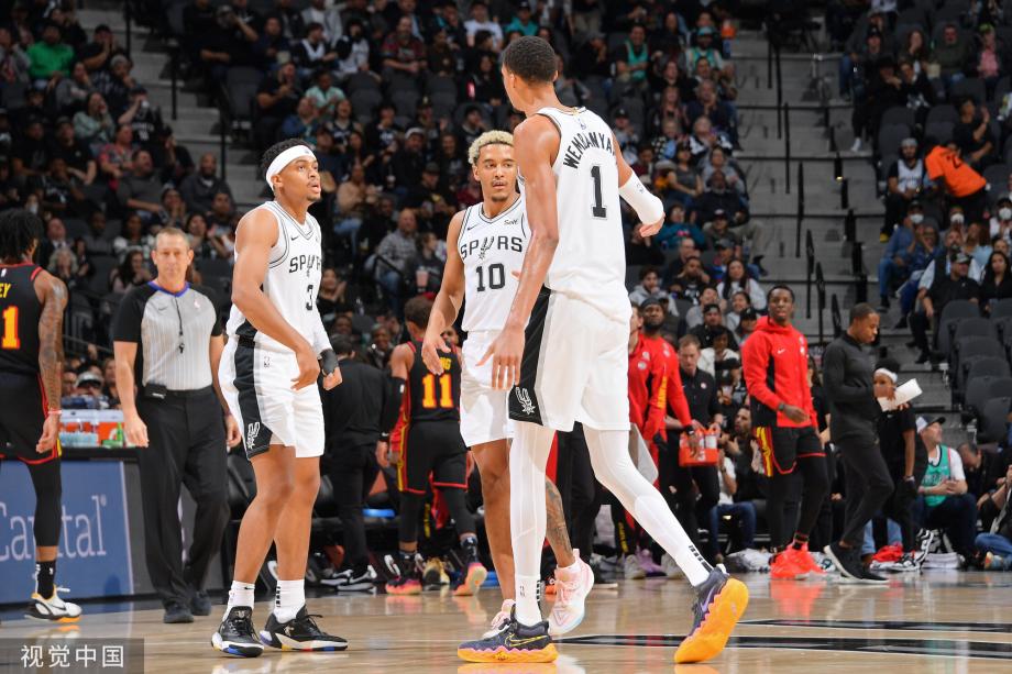 [圖]NBA-老鷹137-135馬刺 特雷楊45分14助