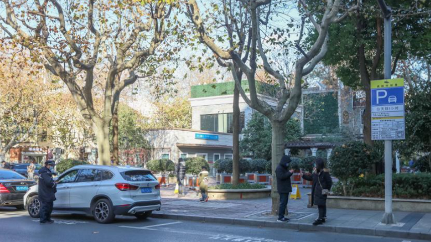 上海首设限时长道路停车场