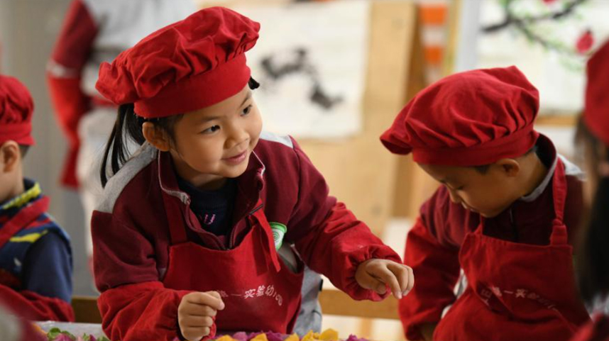 河北石家庄：包饺子 画民俗 迎冬至