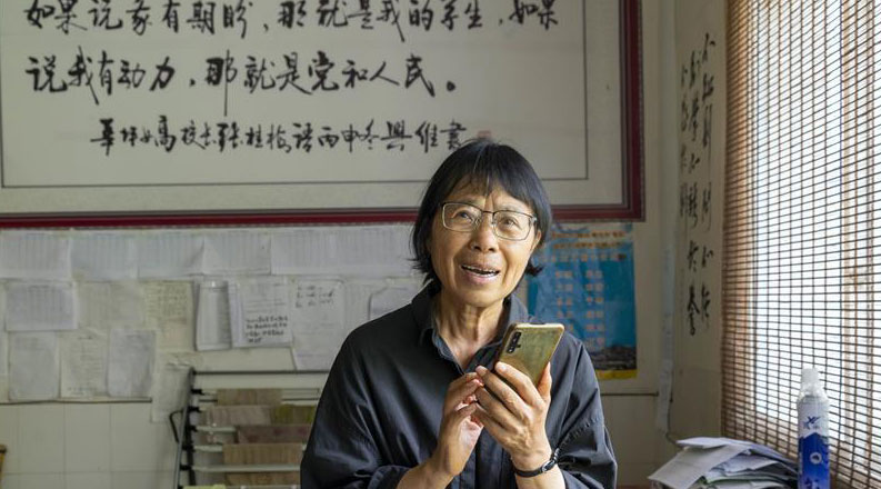 忙碌的张桂梅校长
