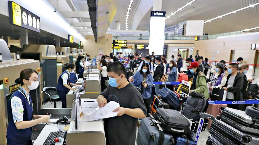 国内航空公司执飞的首条国际复学包机航线在渝启航