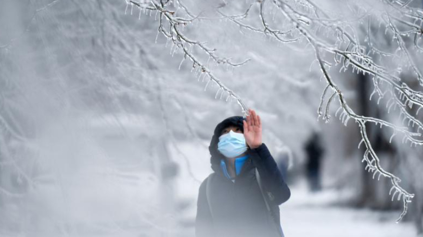 长春遭遇罕见强雨雪大风冰冻天气