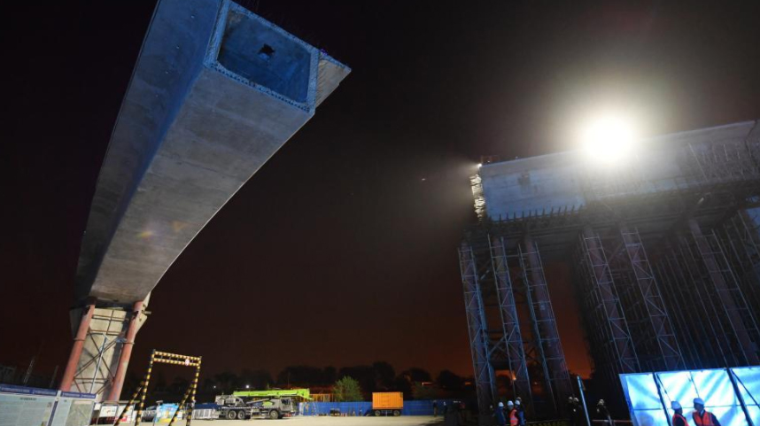 北京丰台站改建工程跨京广铁路转体桥转体完成
