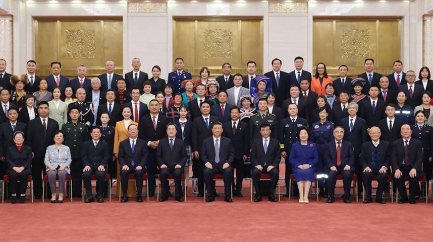 习近平会见第八届全国道德模范及提名奖获得者