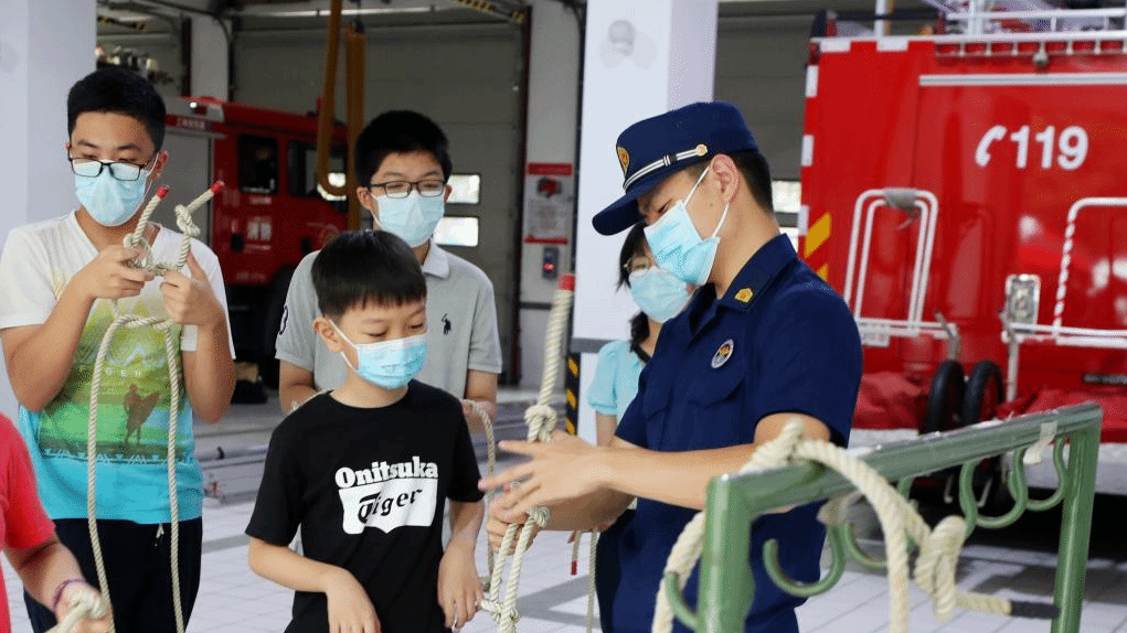 消防站里学安全