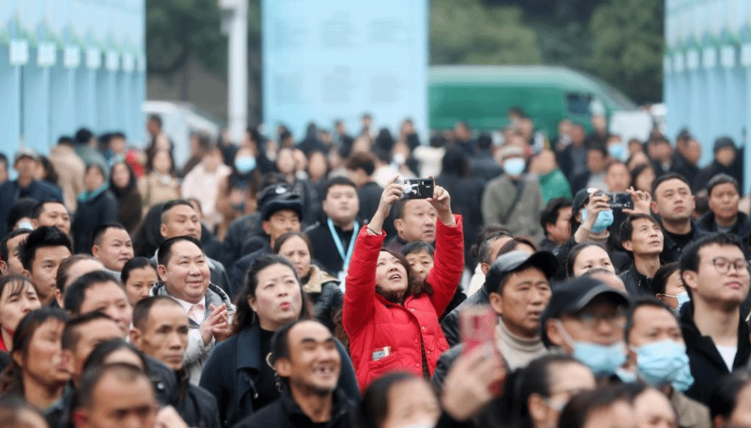 重庆黔江：春风送暖促就业