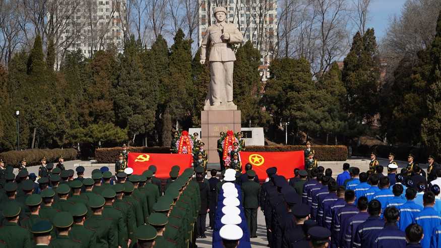 “把雷锋精神代代传承下去！”——军地青年典型代表祭扫雷锋墓侧记