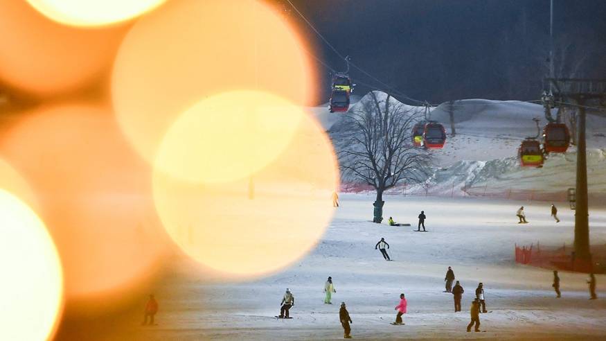 从阿尔卑斯山到长白山：“世界冰雪黄金纬度带”冰雪经济正“火热”