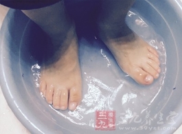 泡脚水里加这物竟能逼出体内湿气