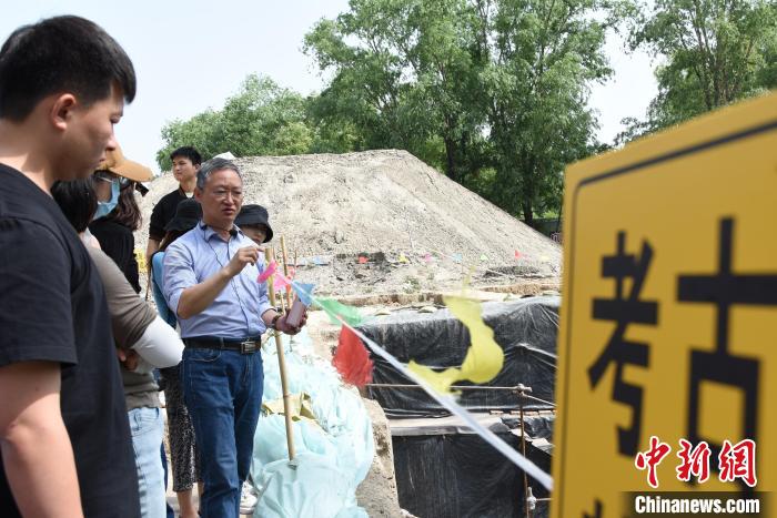 岳洪彬(右一)在講解宋國(guó)故城遺址考古情況?！⊥跤?攝