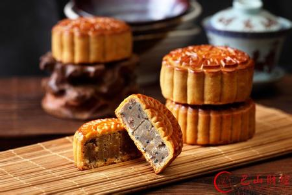 中秋节来临月饼又搞怪：小龙虾和带鱼馅料