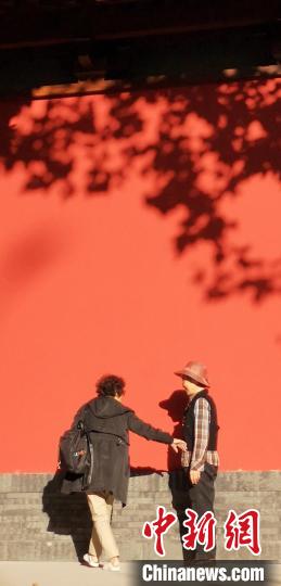 民眾在德壽宮紅墻前打卡 徐天柱 攝