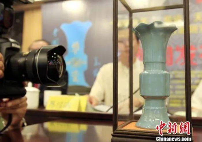 資料圖：一件“官”字款天青色花觚柴瓷亮相上海華瓷文化發(fā)展研究院上海分院成立大會。潘索菲 攝