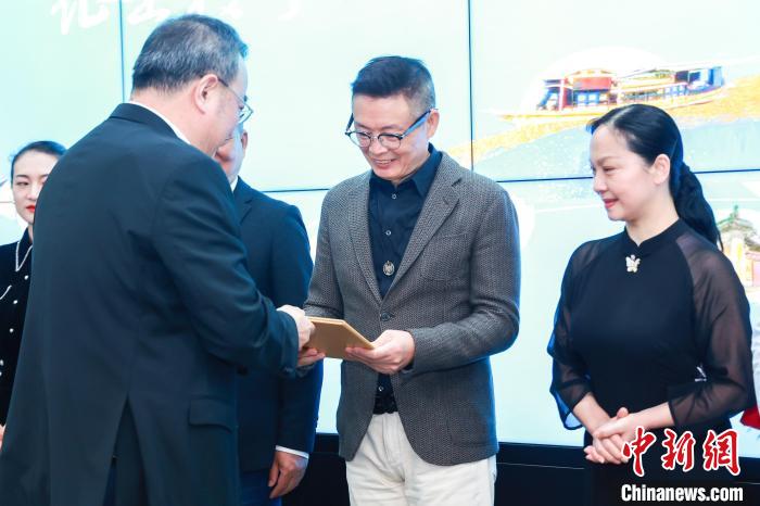 浙江省文化和旅游廳廳長褚子育為著名作家麥家等人頒發(fā)“首席體驗官”證書 浙江省文化和旅游廳 供圖 浙江省文化和旅游廳廳長褚子育為著名作家麥家等人頒發(fā)“首席體驗官”證書 浙江省文化和旅游廳 供圖