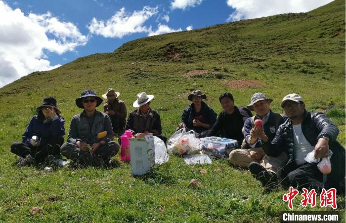 科研團(tuán)隊(duì)在熱魯盆地工作合影?！≈锌圃呵嗖馗咴?供圖