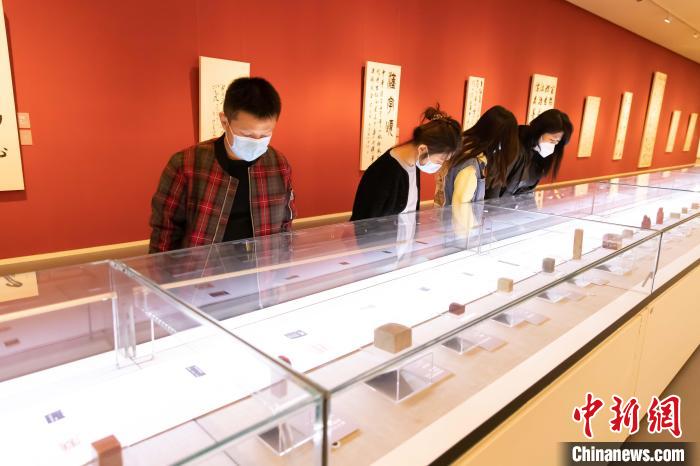 11月6日，“第十三屆中國藝術(shù)節(jié)全國優(yōu)秀書法篆刻作品展覽”在天津美術(shù)館正式開展?！⊥踉谟?攝