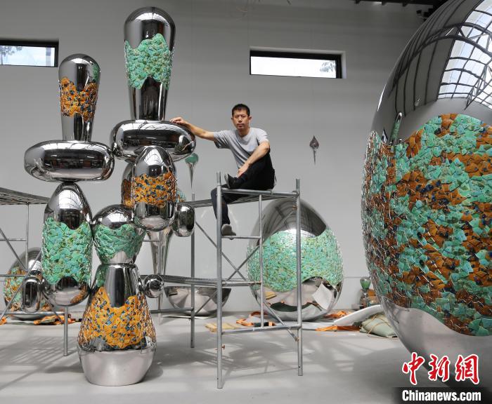 當(dāng)陶瓷與不銹鋼相遇當(dāng)代藝術(shù)家創(chuàng)意展現(xiàn)“和合共生”