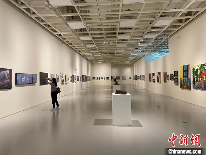 2022年上海青年藝術(shù)博覽會開幕?！「咧久?攝