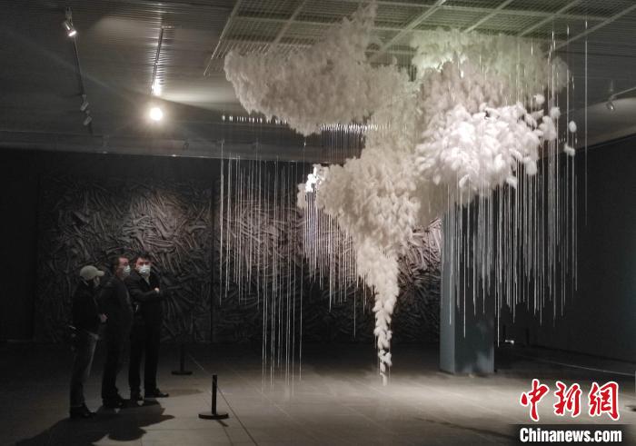 參觀者駐足欣賞作品《回風(fēng)》?！∴囅?攝
