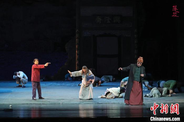 “大戲看北京“展演劇目《蓮花》登臺(tái) 李春光 攝 “大戲看北京“展演劇目《蓮花》登臺(tái) 李春光 攝
