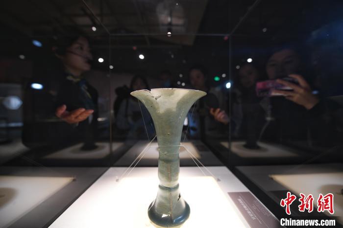 南宋德壽宮遺址博物館展出的文物吸引媒體記者 王剛 攝 南宋德壽宮遺址博物館展出的文物吸引媒體記者 王剛 攝