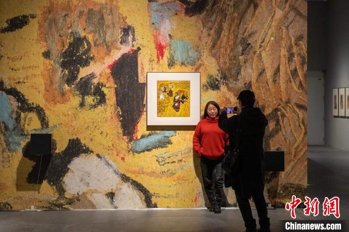 《初踏黃金路》作品前參觀者拍照留念?！⒅铱?攝