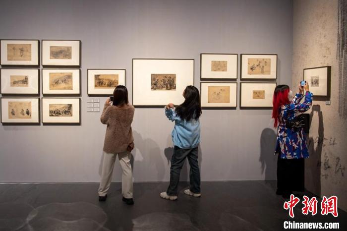 李煥民的作品和手稿吸引參觀者?！⒅铱?攝