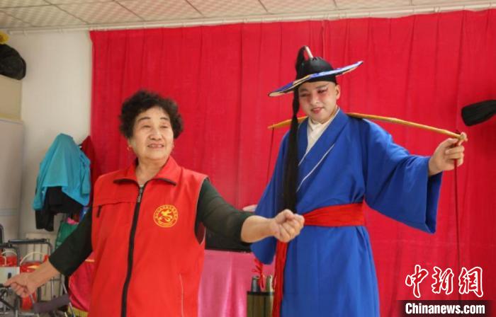 劉淑珍(左)為曲子戲愛好者現(xiàn)場(chǎng)講解動(dòng)作。(資料圖) 楊愛霞 攝