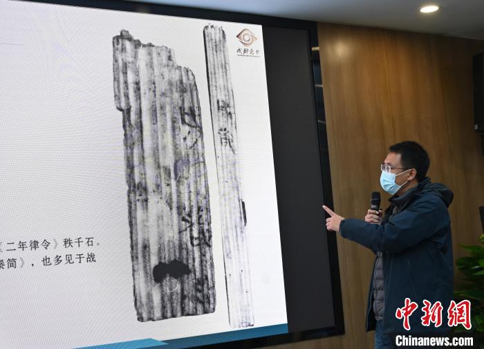 考古工作者正在介紹考古工作成果。　安源 攝