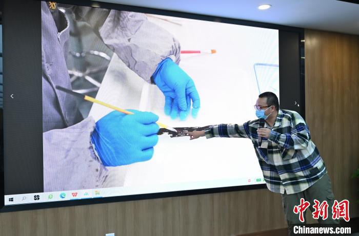 考古工作者正在介紹考古工作成果?！“苍?攝