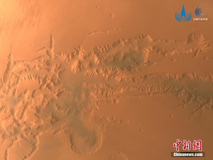 資料圖：中國國家航天局6月29日公布天問一號探測器近期拍攝的火星影像。圖為中分相機拍攝的水手大峽谷西部地貌影像，水手大峽谷東西延伸超過4000千米，南北寬150千米-700千米，最深可達7千米。 <a target='_blank' href='/'>中新社</a>發(fā) 中國科學院國家天文臺 供圖