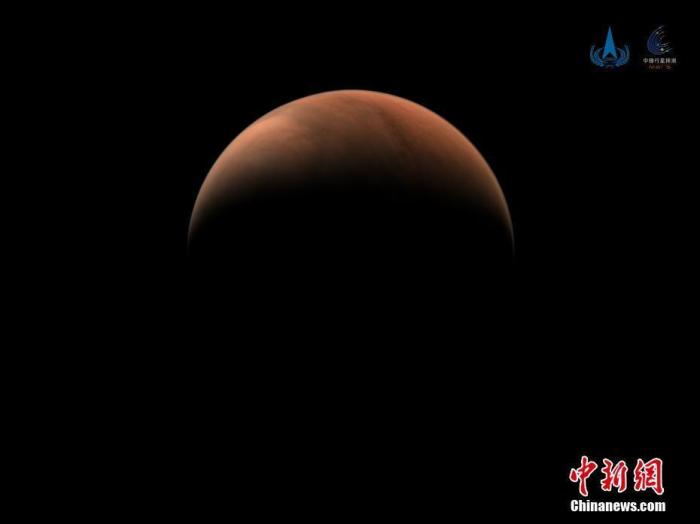 2021年3月26日，中國國家航天局發(fā)布2幅由天問一號探測器拍攝的火星南、北半球側(cè)身影像。圖像中火星呈“月牙”狀，表面紋理清晰。 國家航天局供圖