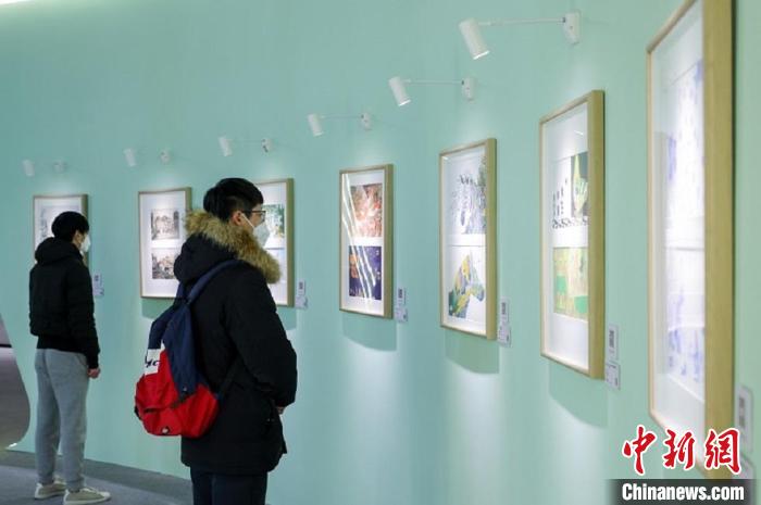 參觀者在上海寶山國(guó)際民間藝術(shù)博覽館的實(shí)體展廳觀摩插畫(huà)作品?！∩虾毶絿?guó)際民間藝術(shù)博覽館 供稿 攝