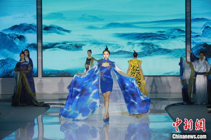 “織夢(mèng)高陽(yáng) 染韻天下”開(kāi)幕秀表演?！∩螨R 攝