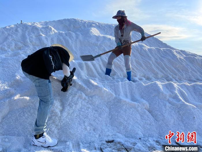 節(jié)目組拍攝莆田鹽山?！「＝ㄊV播影視集團(tuán)衛(wèi)視中心供圖