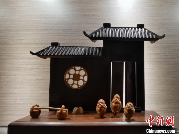 銀獎作品：核雕《寓言故事三個和尚挑水吃》——沈浩 文博會組委會 供圖