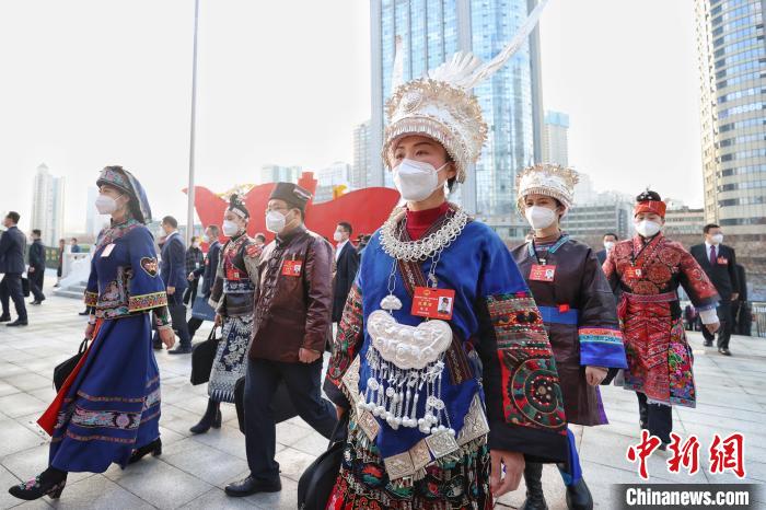 圖為代表委員身穿民族服飾參加貴州省兩會(huì)。　瞿宏倫 攝