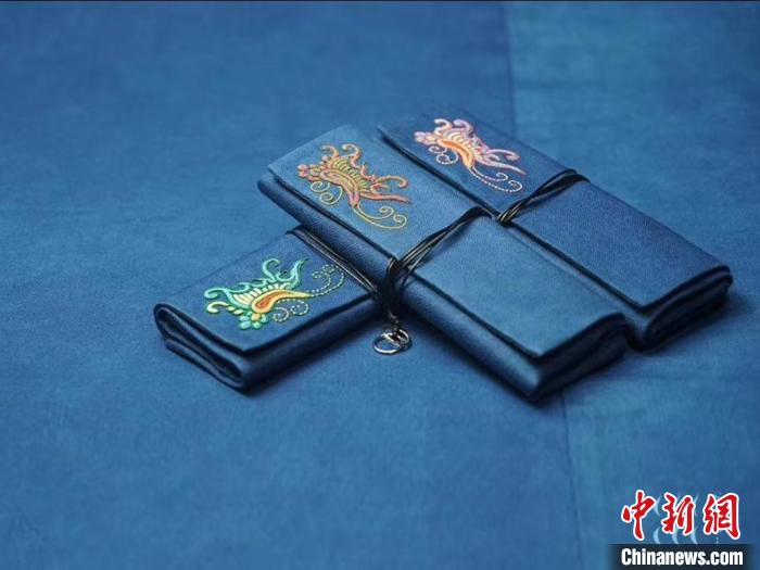 資料圖：貴州非遺馬尾繡文創(chuàng)產(chǎn)品?！≈苎嗔?攝