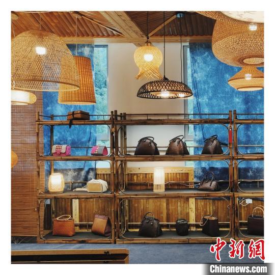圖為貴州非遺竹編文創(chuàng)產(chǎn)品?！畈?攝