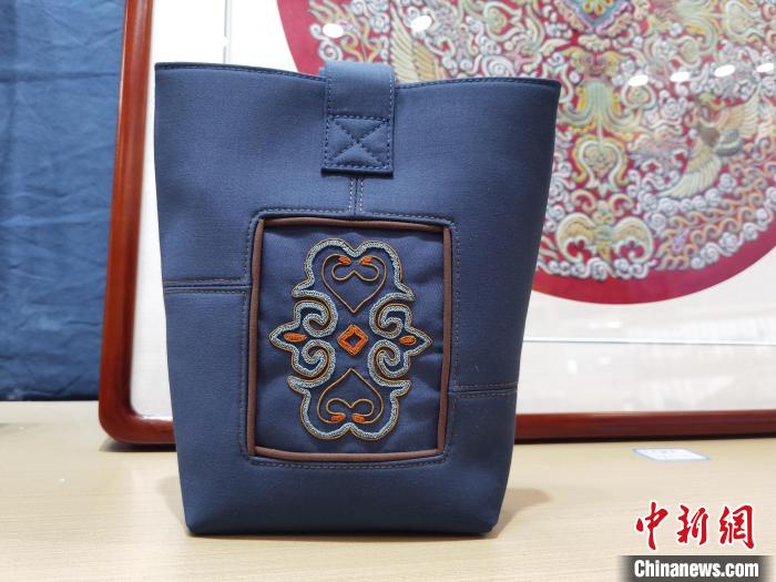 圖為貴州非遺文創(chuàng)產(chǎn)品馬尾繡手腕包。　周燕玲 攝