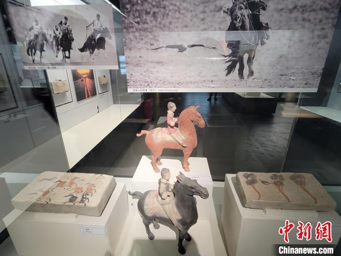 “我們”的生活記錄——古代畫像磚與現(xiàn)代攝影作品展開展。　阿琳娜 攝