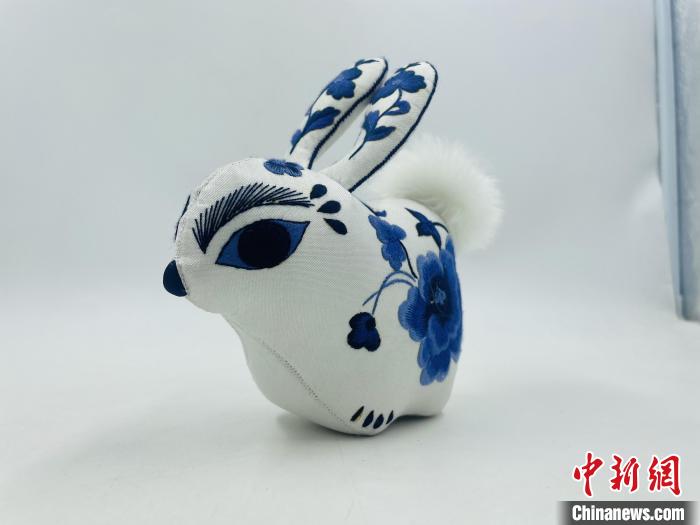 圖為甘肅“非遺人”劉蘭芳結(jié)合青花瓷元素、動漫元素，創(chuàng)作的刺繡兔子?！「拭C省非遺保護(hù)中心供圖
