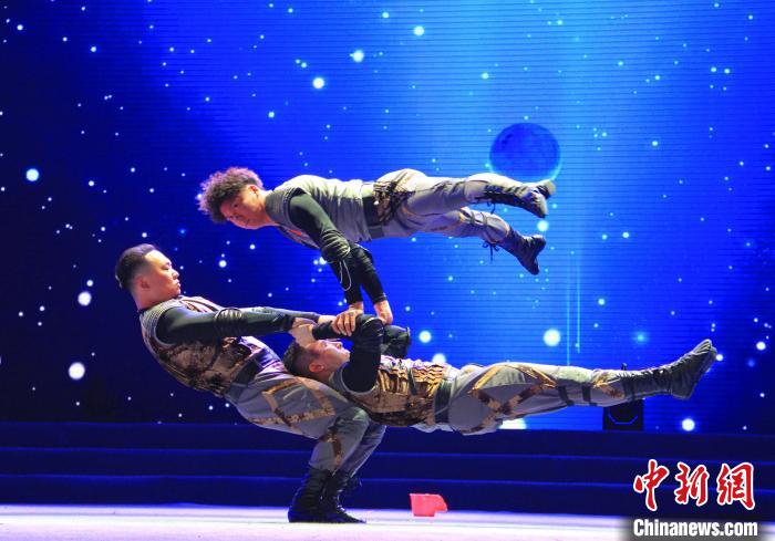 新疆兵團(tuán)新春惠民雜技專場震撼上演民眾樂享“文化大餐”