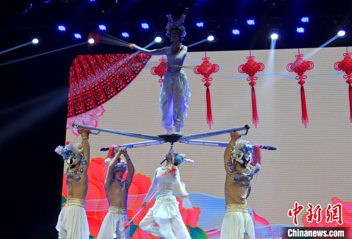 演員們?yōu)橛^眾獻(xiàn)上了驚險刺激的表演，贏得陣陣喝彩?！∈酚窠?攝