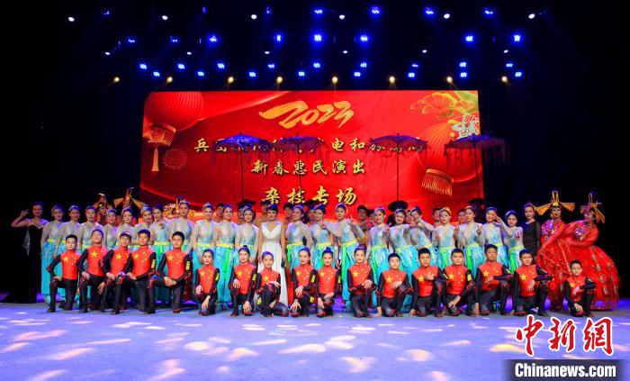 手技、柔術(shù)、轉(zhuǎn)碟、魔術(shù)、滑稽等表演讓觀眾領(lǐng)略了新疆兵團(tuán)雜技的魅力。　史玉江 攝