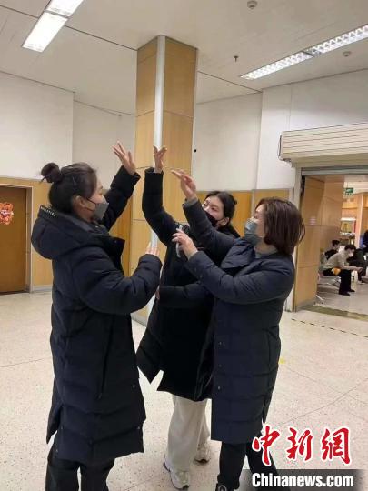 形體老師在調(diào)整演員動作神態(tài) 王一堡 攝 形體老師在調(diào)整演員動作神態(tài) 王一堡 攝