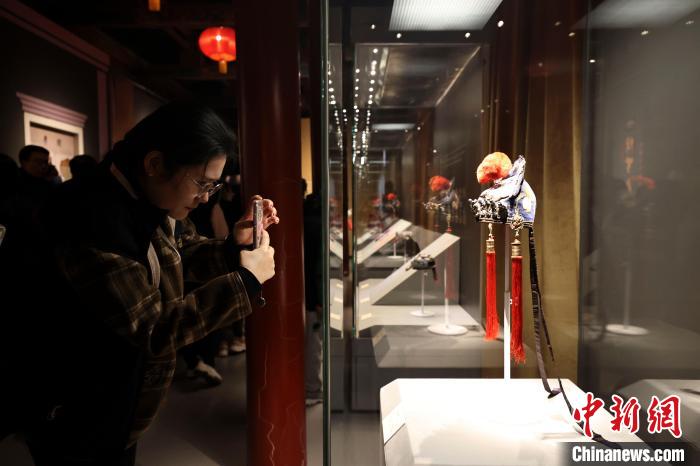 民眾正在拍攝展品。　張?jiān)?攝